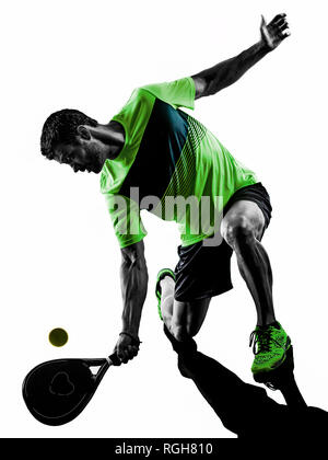 Ein kaukasischer Mann spielt Paddle Tennis Player auf weißem Hintergrund Stockfoto