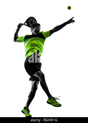 Ein kaukasischer Mann spielt Paddle Tennis Player auf weißem Hintergrund Stockfoto