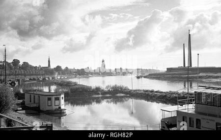 Rhein mit den Arnhem Brücke von Krieg zeit Niedertracht (Brücke) zu weit in der Ferne. Die militärische Aktion erinnert der Niederländischen jedes Jahr Stockfoto