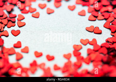 Valentine Hintergrund mit vielen roten Herzen um, ein paar Herzen miteinander und leere Mittelteil Stockfoto