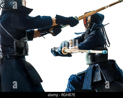 Zwei Kendo martial arts Kämpfer gegen Kämpfe in Silhouette isoliert auf weißem bacground Stockfoto