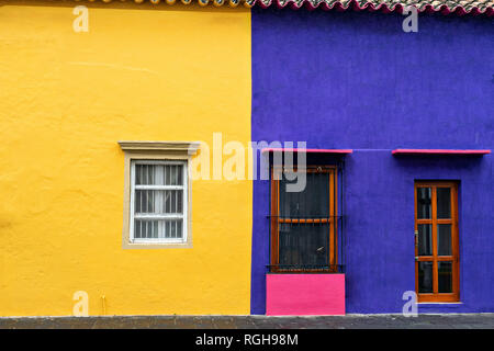 Hell gestrichenen kolonialen Stil Häuser in Tlacotalpan, Veracruz, Mexiko. Die kleine Stadt ist ein Aufstand der Farben und verfügt über gut erhaltene koloniale Karibik architektonischen Stil aus der Mitte des 16. Jahrhunderts gemalt. Stockfoto