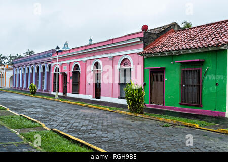 Bunt bemalten Säulen style Häuser in Tlacotalpan, Veracruz, Mexiko. Die kleine Stadt ist ein Aufstand der Farben und verfügt über gut erhaltene koloniale Karibik architektonischen Stil aus der Mitte des 16. Jahrhunderts gemalt. Stockfoto