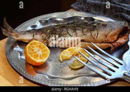 Rosa Lachs im Ofen mit Zitrone und Rosmarin zubereitet Stockfoto