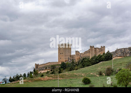 Penaranda de Duero, Burgos, Spanien April 2015: Ansicht der Burg von Penaranda de Duero in der Provinz von Burgos, Spanien Stockfoto