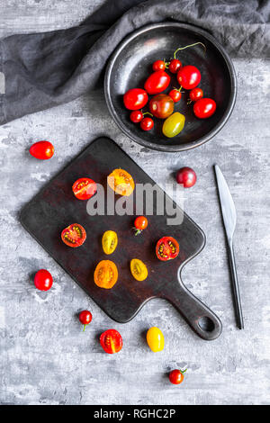 Ganze und aufgeschnittene mini Tomaten Stockfoto