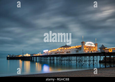 Die Palace Pier in Brighton während der Dämmerung gefangen. Stockfoto