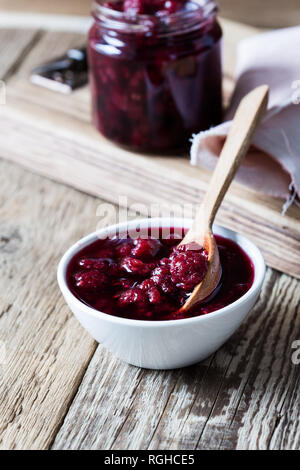 Himbeermarmelade in Glas Glas auf Holztisch, hausgemachte berry Konserven, Nahaufnahme, selektiver Fokus Stockfoto