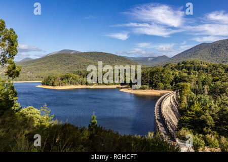Schöne Aussicht über den Fluss Yarra Dam mit Bäumen und blauer Himmel, Yarra River nahe reefton Australien Stockfoto