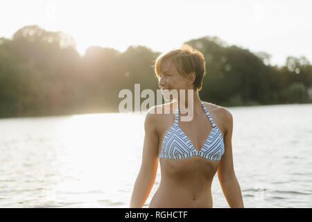 Portrait von Frau im Bikini in einem See Stockfoto