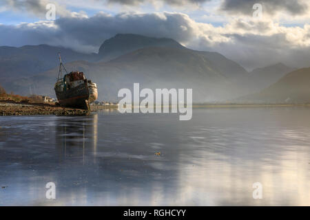 Ben Nevis von Corpach in Schottland mit verlassenen bin Boot im Vordergrund erfasst. Stockfoto