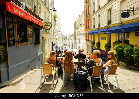 Paris, Frankreich - 14 August, 2018: die Menschen in einem Street Cafe entspannen. Amelie Drehort. Montmartre, Paris, Frankreich Stockfoto