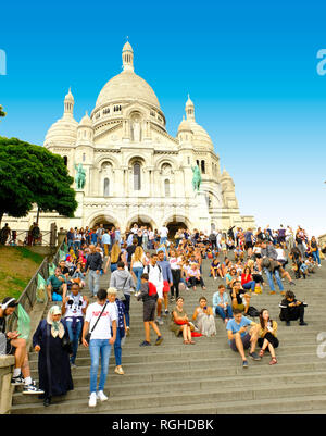 Paris, Frankreich, 14. August 2018: Touristen auf der Treppe vor dem Sacre-Coeur Basilika, Montmartre, Paris, Frankreich Stockfoto