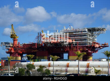 Öl Bohrinsel angedockt im Hafen von Santa Cruz de Tenerife, Kanarische Inseln, Spanien Stockfoto