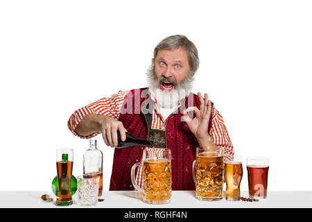 Das Senior Expert männlich Barkeeper mit Bier im Studio auf weißem Hintergrund. Internationale Barkeeper Tag, Bar, Alkohol, Restaurant, Bier, Party, Pub, St. Patrick's Day Celebration Konzept Stockfoto