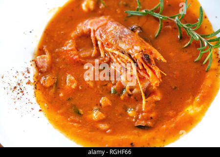 Traditionelle mediterrane Suppe Fisch und Meeresfrüchte buyabess mit Rosmarin und Zitrone in eine weiße Platte, Ansicht von oben Stockfoto