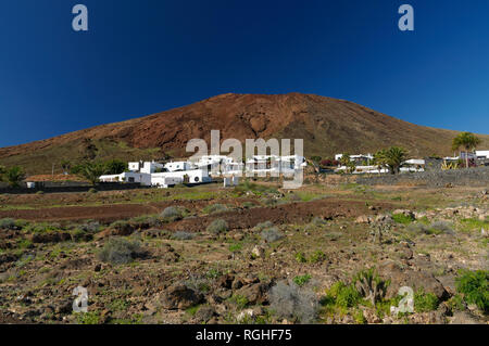 Montana Roja, Roter Vulkan, Playa Blanca, Lanzarote, Kanarische Inseln, Spanien. Stockfoto