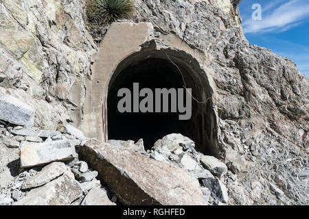 Teilweise eingestürzt Eingang und rock Folie Schäden an Mueller Tunnel in den San Gabriel Mountains und Angeles National Forest über Los Angeles, Calif Stockfoto