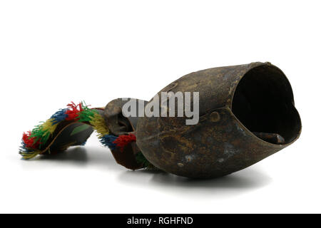 Bayerische alte Kuh Glocke isoliert auf weißem Stockfoto