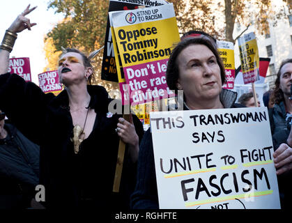 Transgender Menschen marschieren gegen Tommy Robinson, Rassismus und Faschismus. Anti-Rassismus Anti-Fascism März und Protest durch das Zentrum von London am 17. November 2018 Stockfoto