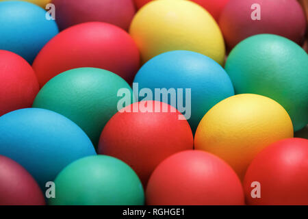 Eine Menge bunt bemalte Eier. Frohe Ostern. Close-ups Stockfoto