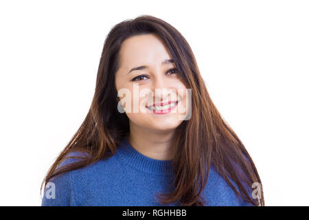 Schöne zwanglose junge Studentin portrait sanftes Lächeln in die Kamera auf weißem Hintergrund. Stockfoto