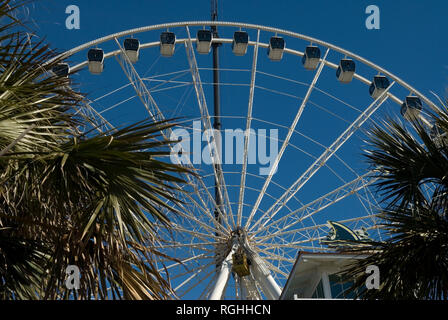 Arbeiter auf Gerüst hängenden führt das Skywheel Wartung in Myrtle Beach, South Carolina USA Stockfoto