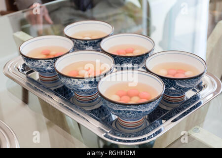 Tangyuan, Tang, Yuan, der Oup Ball" ein zuckerhaltiges, handgerollte runde Knödel aus klebreis Mehl, diente als Dessert auf Taiwanesische Hochzeit Stockfoto