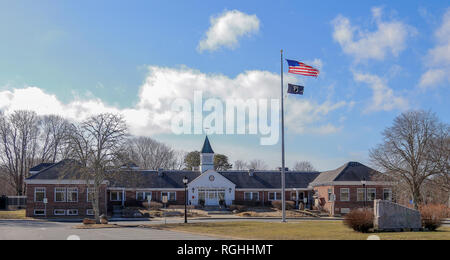 Falmouth Rathaus am Rathausplatz in Falmouth, Massachusetts im sonnigen Wintertag Stockfoto