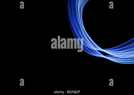 Abstrakte Linien Blau und Blau auf schwarzem Hintergrund. Stockfoto