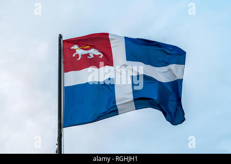 Flagge der Stadt Saint Malo (Frankreich) an einem windigen, sonnigen Tag im Sommer Stockfoto