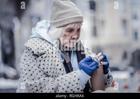 Freudlos arme Frau auf das Geld, sie hat Stockfoto