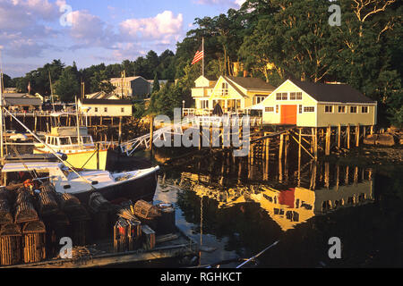 Entlang der Uferpromenade von Boothbay Harbor, Maine, USA Stockfoto