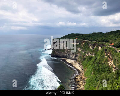 Die schönsten Kap Uluwatu Bali mit Blick auf den Ozean Stockfoto