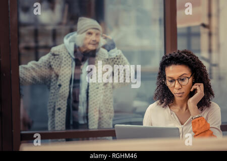 Schöne junge Frau, die auf dem Laptop arbeiten Stockfoto