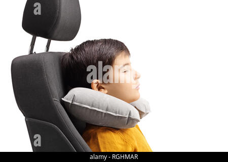 Junge Schlafen in einem Auto Sitz mit einer Reise Kissen um seinen Hals isoliert auf weißem Hintergrund Stockfoto
