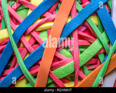 Nahaufnahme von verschlungenen bunte Gummibänder Stockfoto