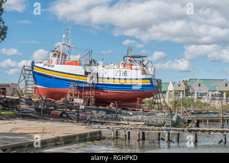 LAAIPLEK, SÜDAFRIKA, 21. AUGUST 2018: ein Fischerboot auf einem SLIPWAY am Hafen in der Mündung des Fluss Berg in Laaiplek Stockfoto