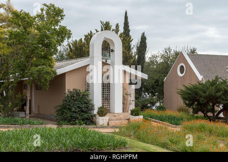 PIKETBERG, SÜDAFRIKA, 22. AUGUST 2018: Glockenturm und Glocke an die historische Niederländische Reformierte Kirche in Piketberg, im Swartland Region des Westlichen C Stockfoto