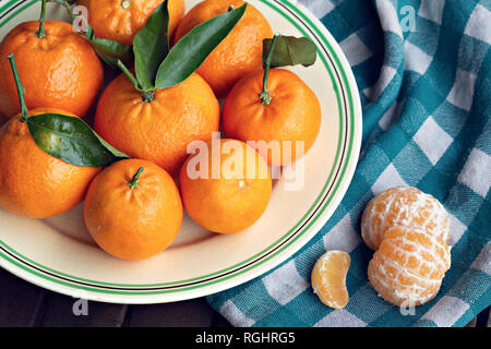 Frisch tangerine Obst an der Platte. Gesunde Ernährung Konzept. Vitamin C Stockfoto