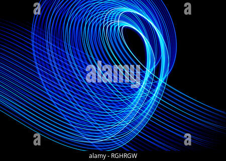 Abstrakte Linien Blau und Blau auf schwarzem Hintergrund. Stockfoto