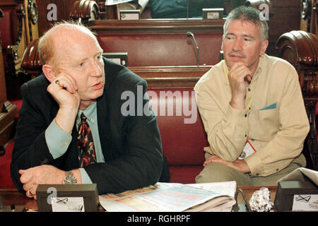 Gerry Adams ehemaliger Treiber, Terence 'Cleeky' Clarke (hier im Bild auf der linken Seite) in Belfast City Hall, Belfast, County Antrim. Terence 'Cleaky' Clarke (13. Juni 2000 gestorben), der ältere Bruder von Seamus; als Leibwächter zu Gerry Adams gehandelt; wurde für 7 Jahre verurteilt. angreifen Corporal Derek Holz inhaftiert. Er war auf IRA aktiven Dienst auf dem South Armagh Grenze für mehrere Monate und in Derry nach blutigen Sonntag, wurde aber im August 1972 gefangen. Stockfoto