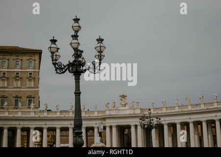 Heiligen Statuen auf der St. Peter's Square Kolonnade, Vatikan, Italien Stockfoto