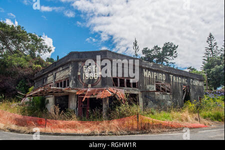 Ruinen von verlassenen Waipiro Bay Trading Company Building, East Cape, North Island, Neuseeland, Stockfoto