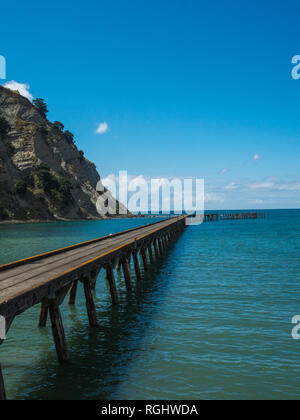 Verfallenes Wharf, tokomaru Bay, East Cape, North Island, Neuseeland Stockfoto