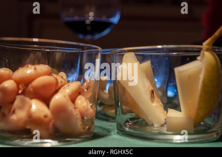 Immer noch leben Der Aperitif mit Bohnen, Birnen und ein Glas Rotwein Stockfoto