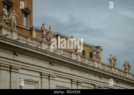 Berninis heilige Statuen auf der St. Peter's Square Kolonnade, Vatikan, Italien Stockfoto