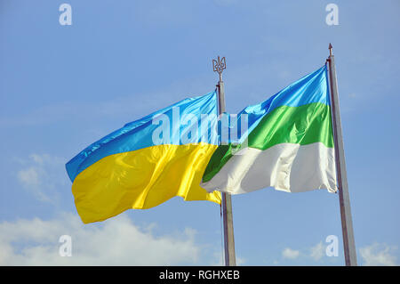 Zwei ukrainische Fahnen schwenkten auf dem Wind - Ukraine nationale Blau und Gelb und Trikolore in der Stadt Rivne Stockfoto