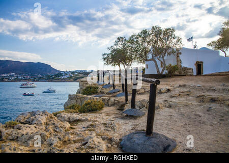 Traditionelle griechische Kapelle auf dem Hügel. Eine kleine griechische Kirche am Meer. Eine Touristenattraktion auf der Insel Kreta in Griechenland. Stockfoto