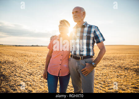 Mann und Frau, ein älteres Paar, einander umarmen Stockfoto